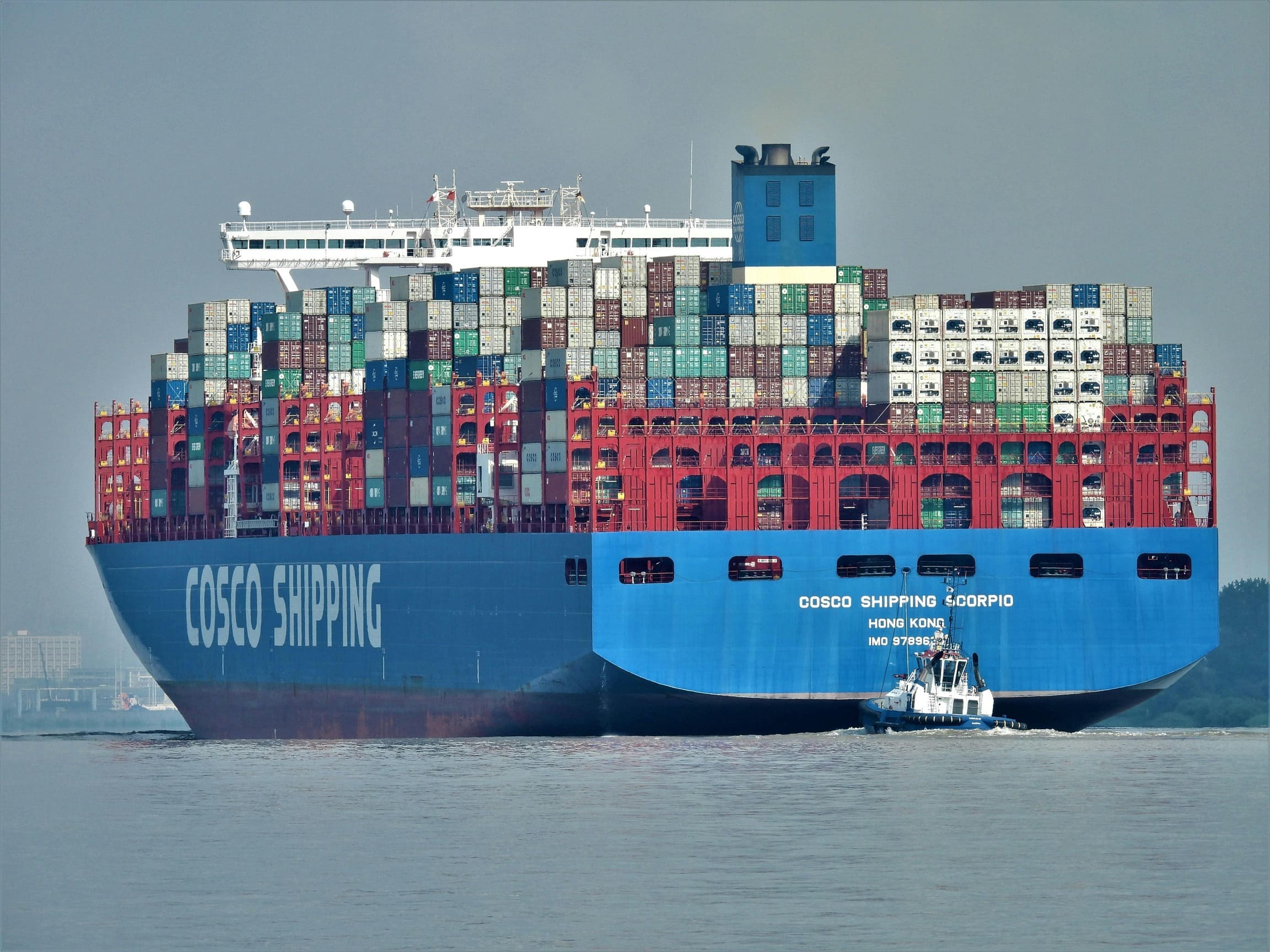 Navire en mer transportant des conteneurs
